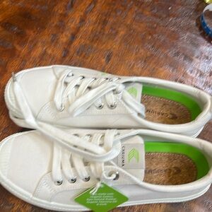 Woman 9 / Man 7-5 NWT - No Box. Cariuma Elegantly simple, the OCA Low Off-White.